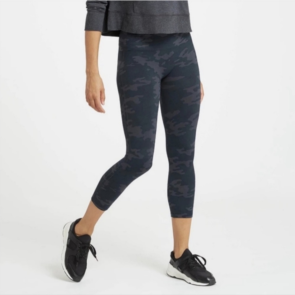 EUC SPANX Look At Me Now Camo Cropped Leggings